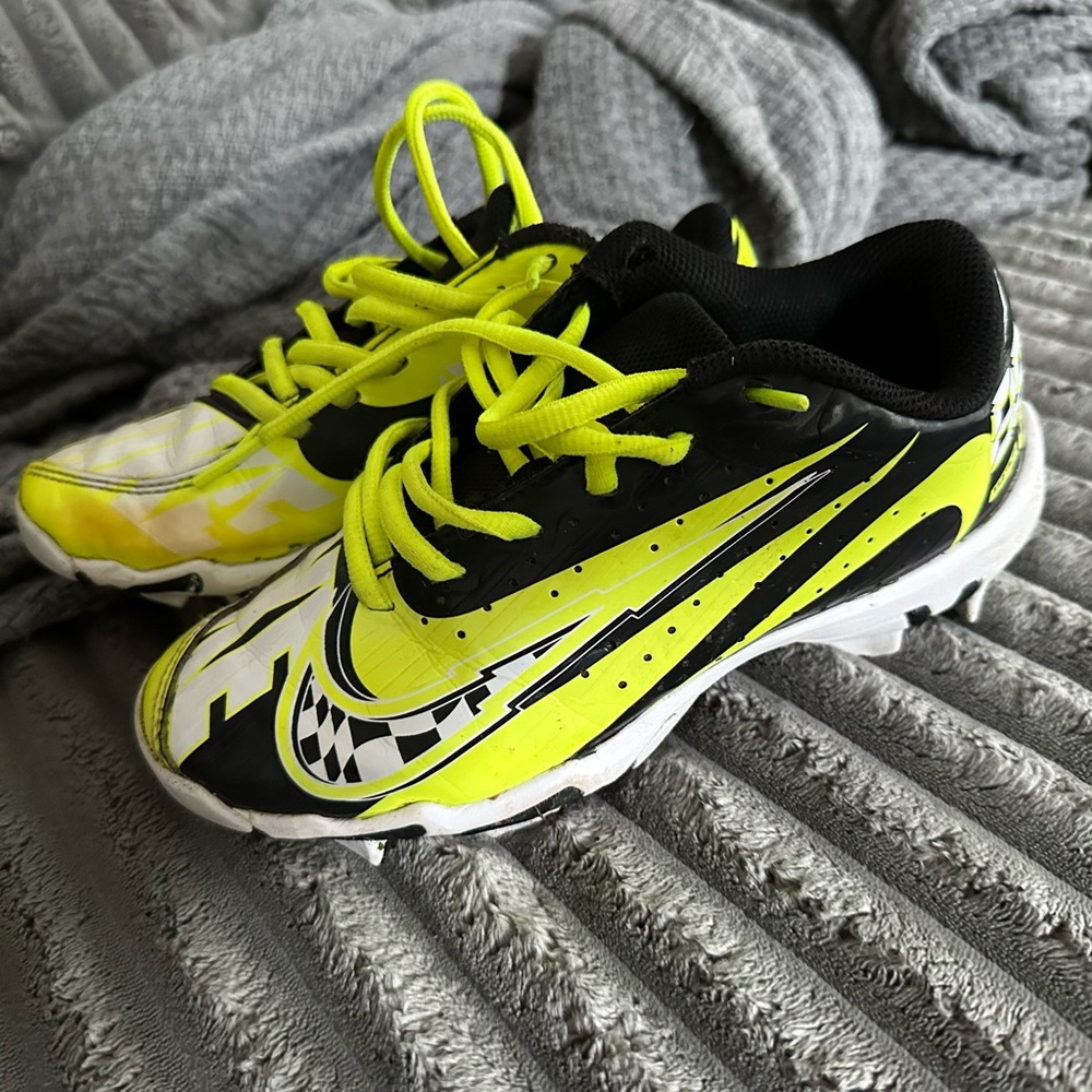 Nike Black and Yellow Sneakers Dynamic Design